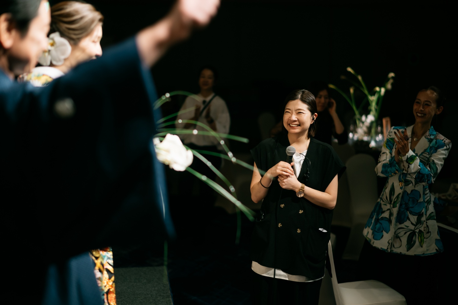 結婚式作りへの情熱を真剣な表情で語るRIKUさんのポートレート