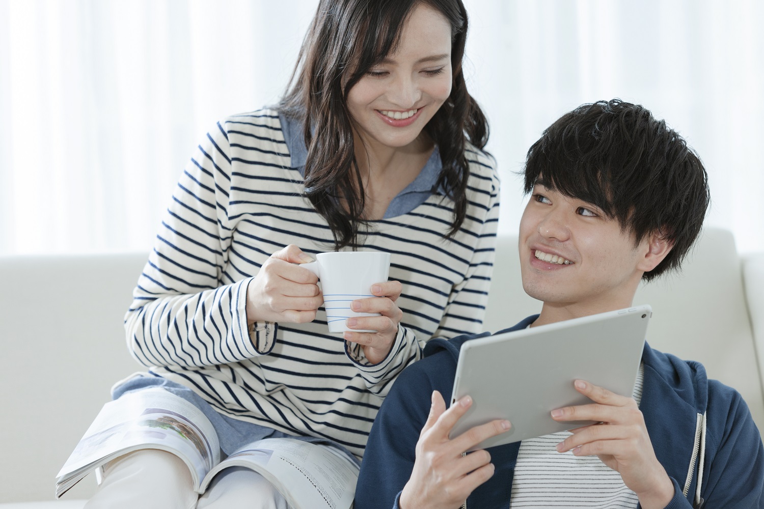 フリープランナーへの依頼前にチェックリストを確認するカップルのイメージ