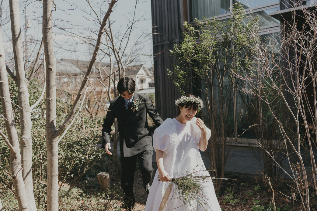 アートディレクターと結婚式の空間デザインについて話し合うRIKUさん