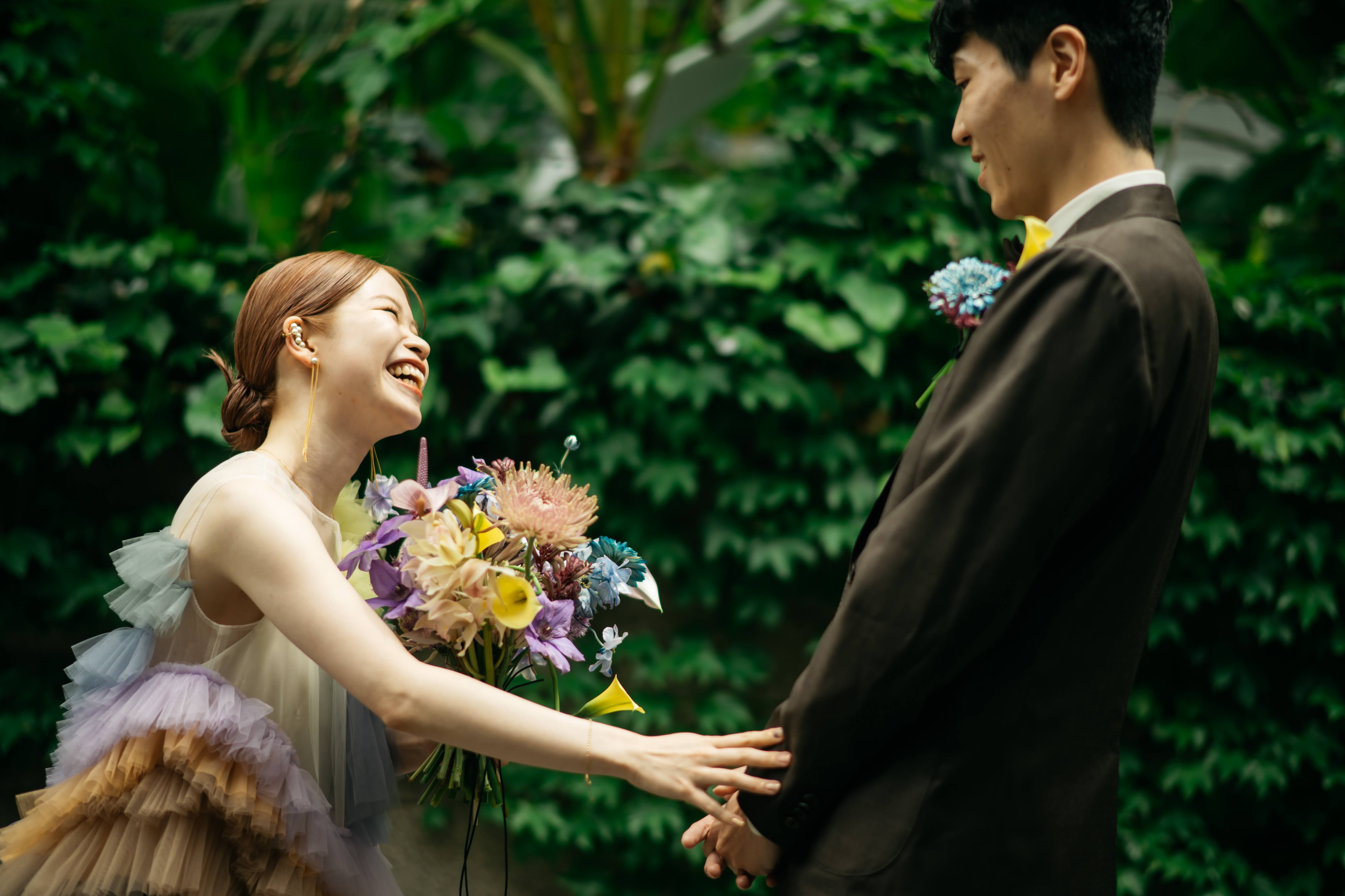 新郎新婦の個性を引き出すために熱心にヒアリングするRIKUさん