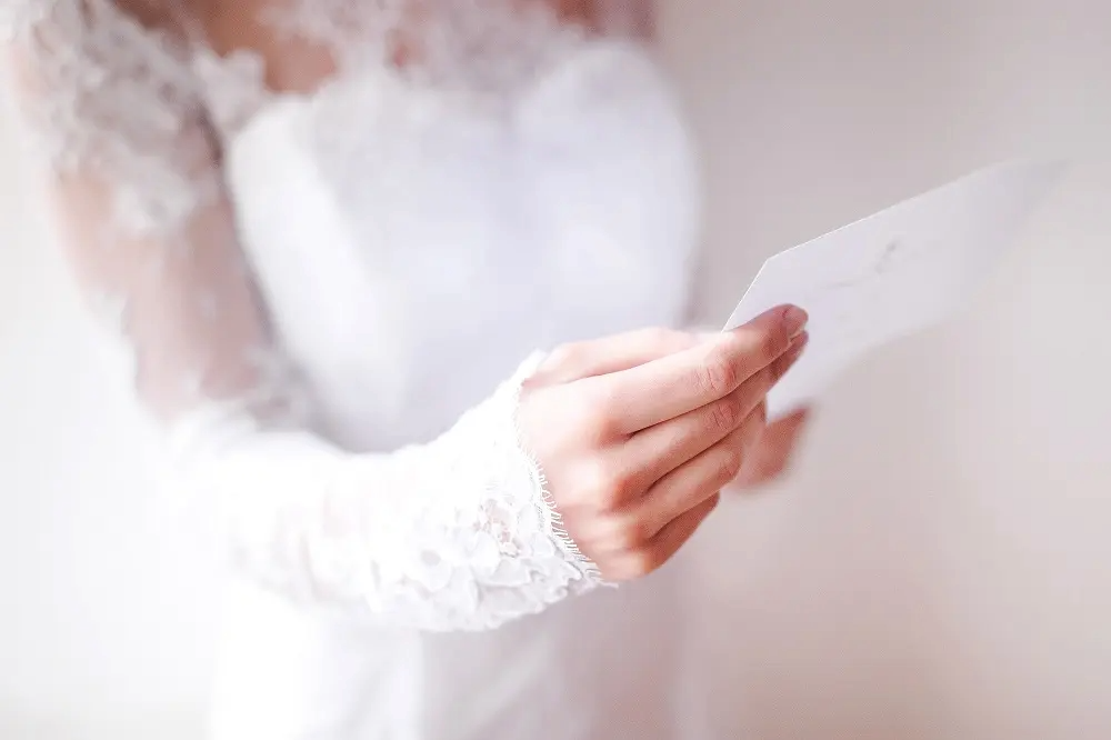 結婚式後にプランナーへお礼のメールを送るイメージ