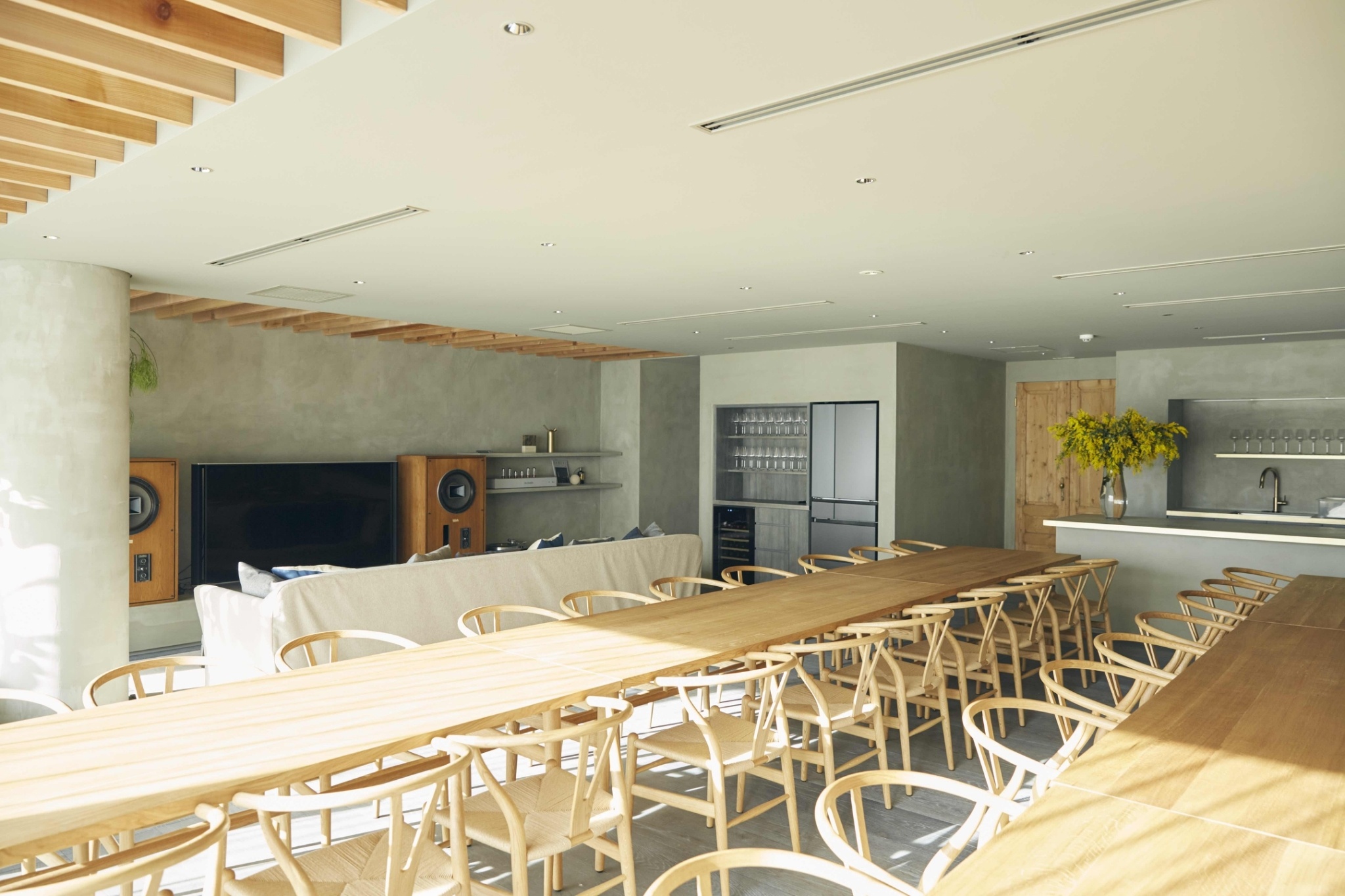 IWAI OMOTESANDOのリビングルームに置かれたソファやテレビが作り出す、アットホームでくつろぎの空間