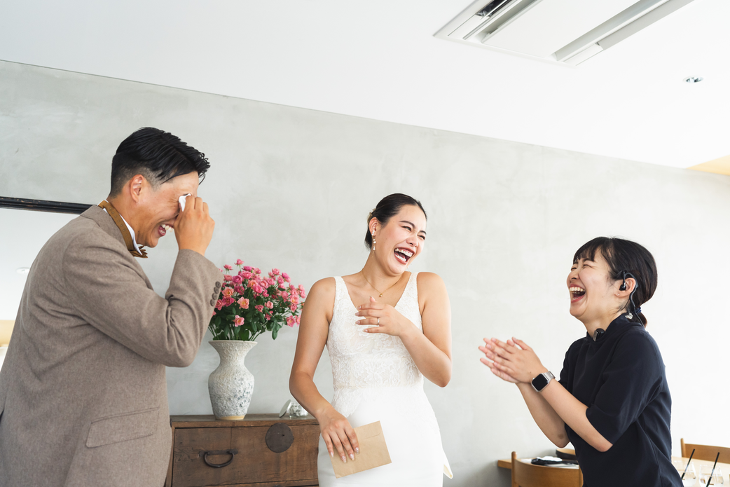 ウェディングプロデューサーになったきっかけを笑顔で語る添田瑠璃さん