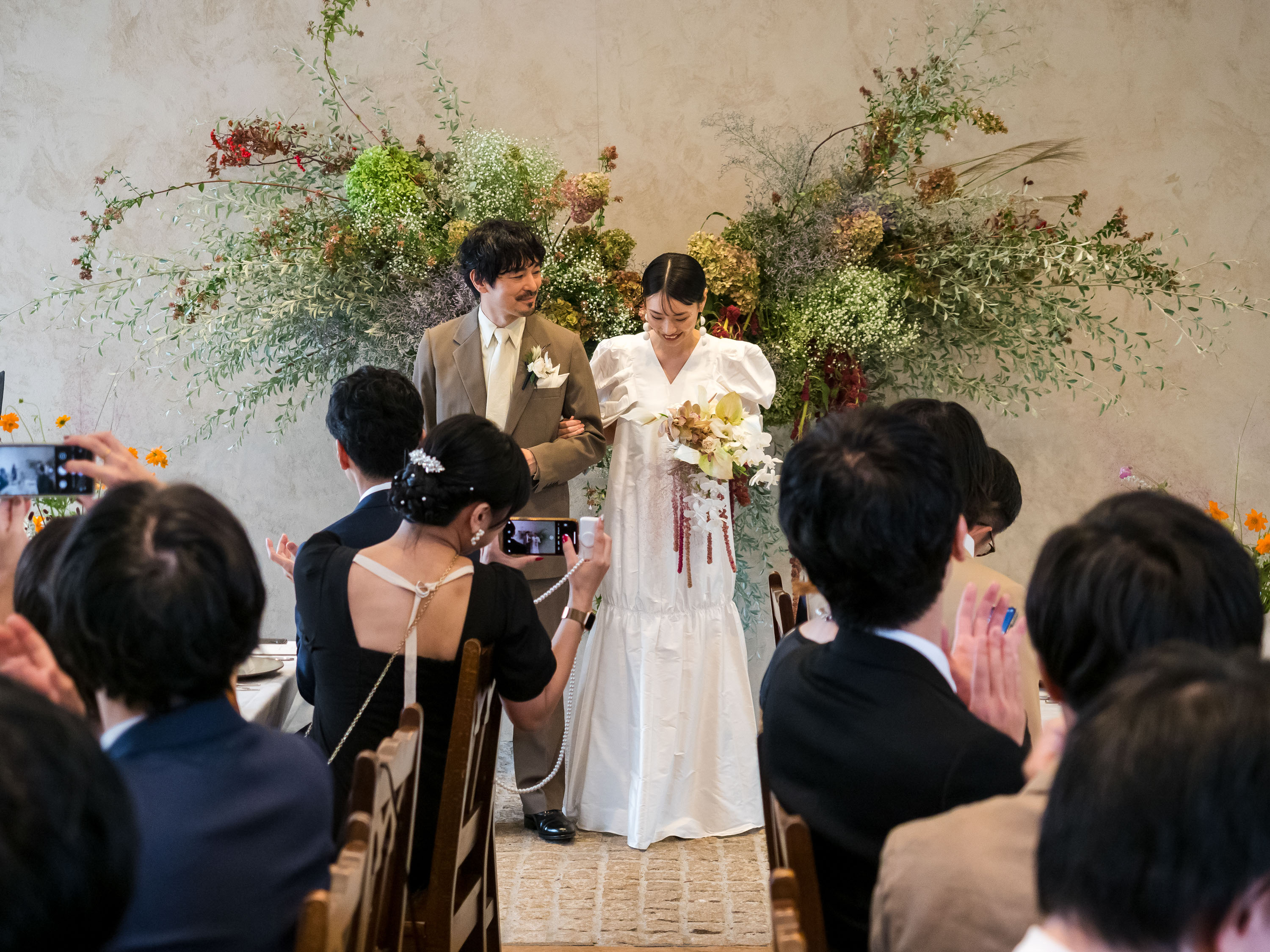 コンセプトに縛られない自由な結婚式を提案する相原千鶴さんの哲学を象徴する、自然光あふれる開放的なウエディングパーティーの風景