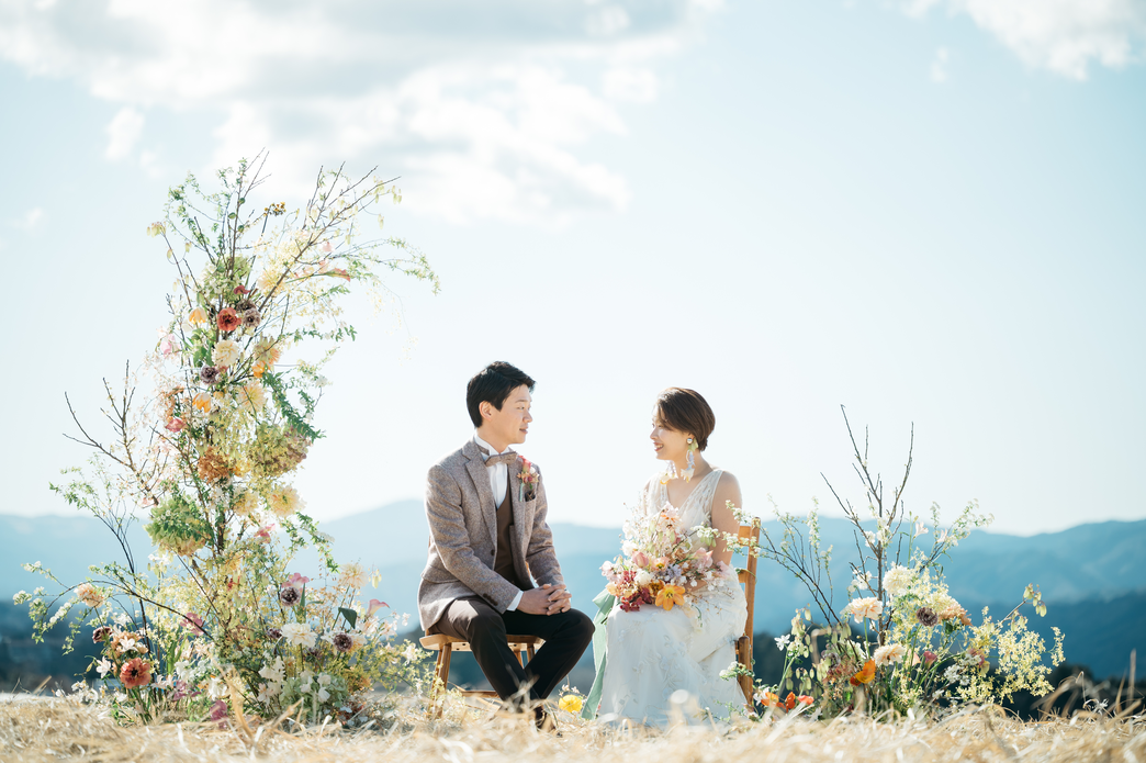 結婚式のコンセプトシートを指し示しながら説明する井上絢香さん