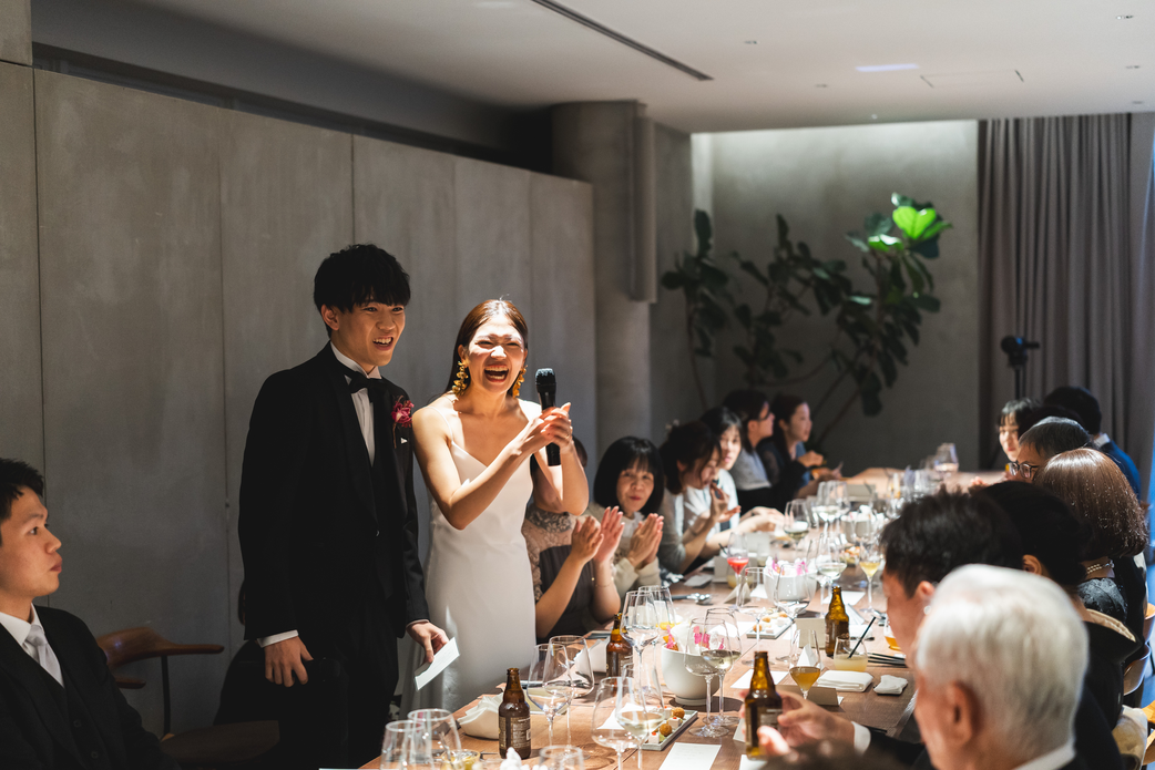 IWAI OMOTESANDOのパーティーでゲストと和やかに歓談する新郎新婦