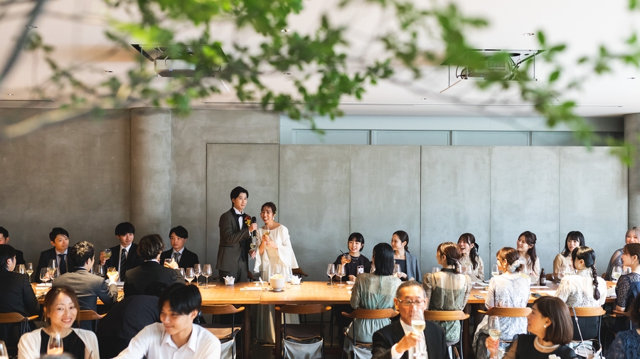 IWAI OMOTESANDOのレストランイベントで記念日を祝う夫婦の様子