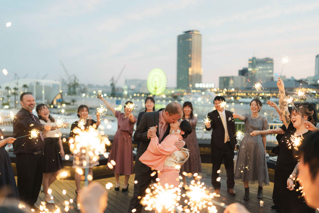 ガーデンでのキャンプファイヤーを囲むOCEAN PLACEの新郎新婦とゲスト