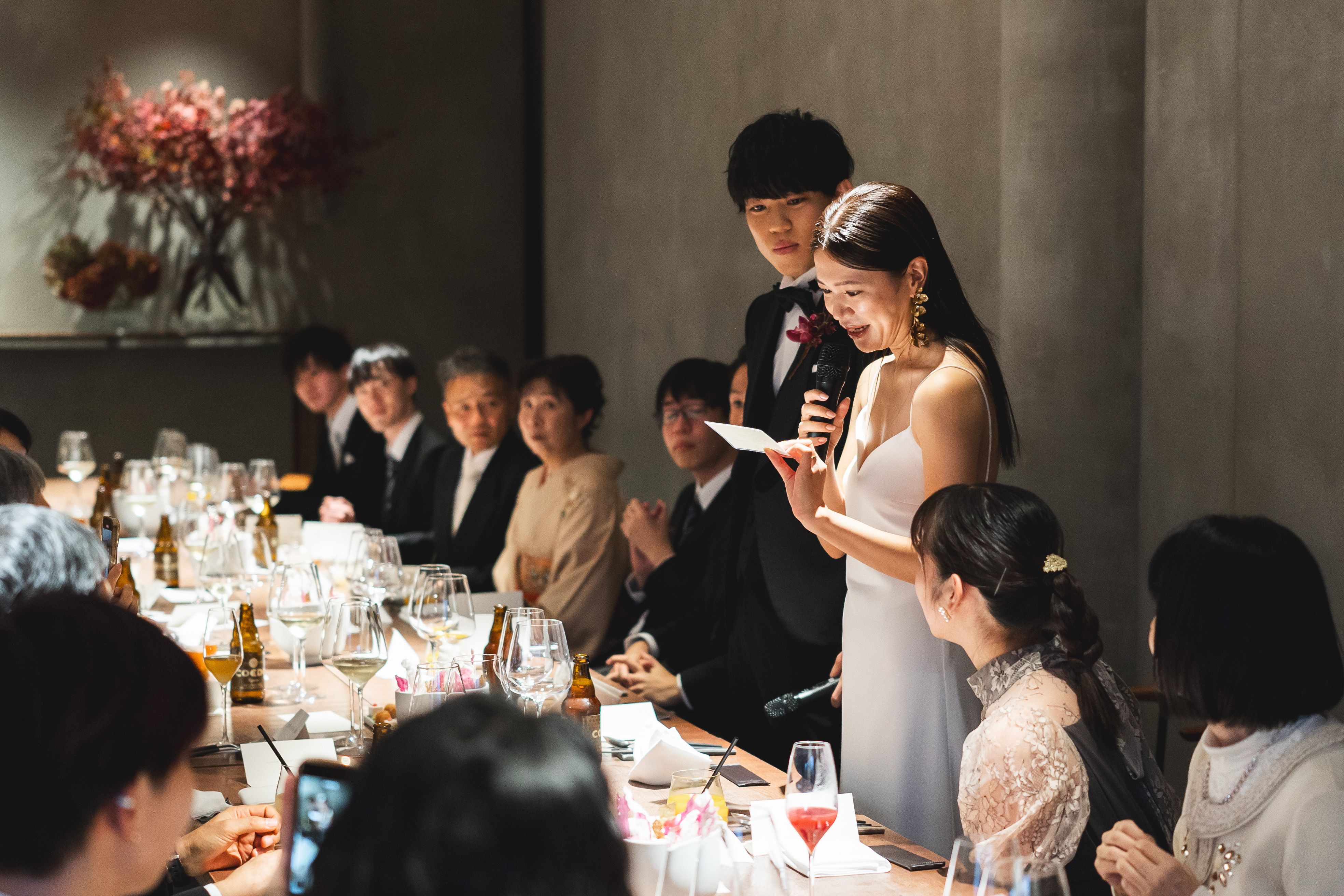 IWAI OMOTESANDOのゲストルームにて、長いテーブルを囲んでゲストたちが自由に談笑するパーティーの様子