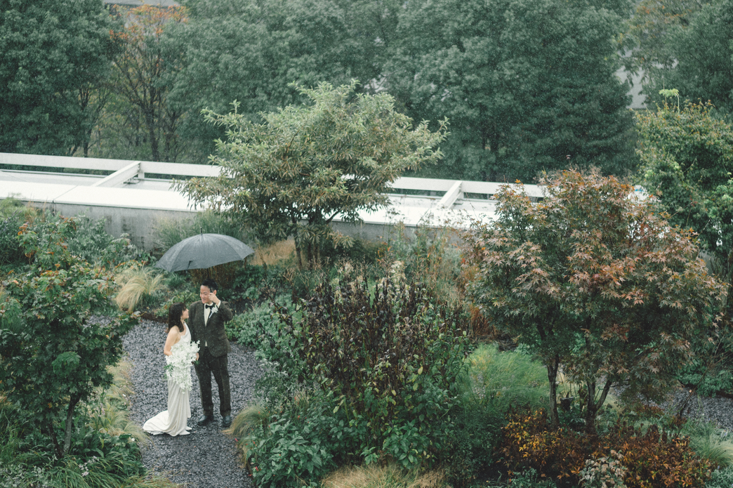 季節の花々が咲くGREEN WISEの屋上庭園で行われる結婚式の様子