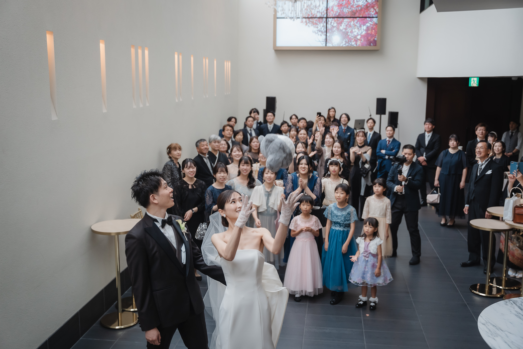 ウェルカムパークで談笑する新郎新婦とゲスト