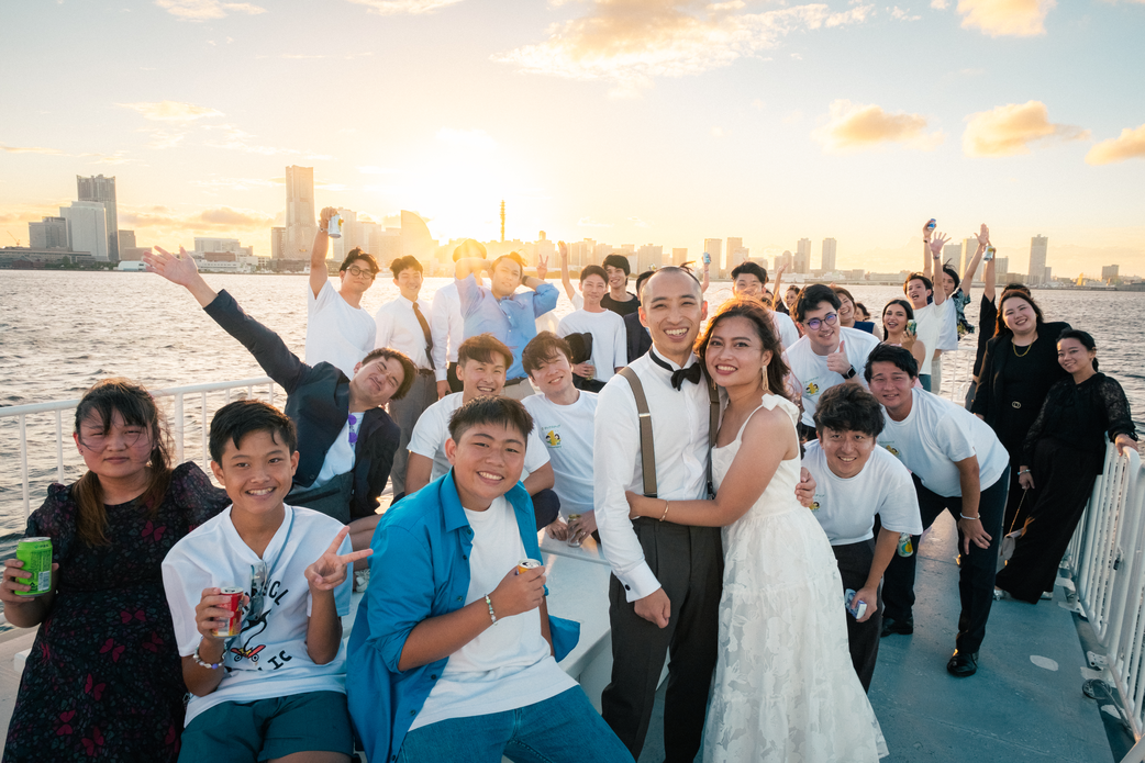 UNION HARBORの目の前の港に停泊するサプライズ演出用のクルーザー