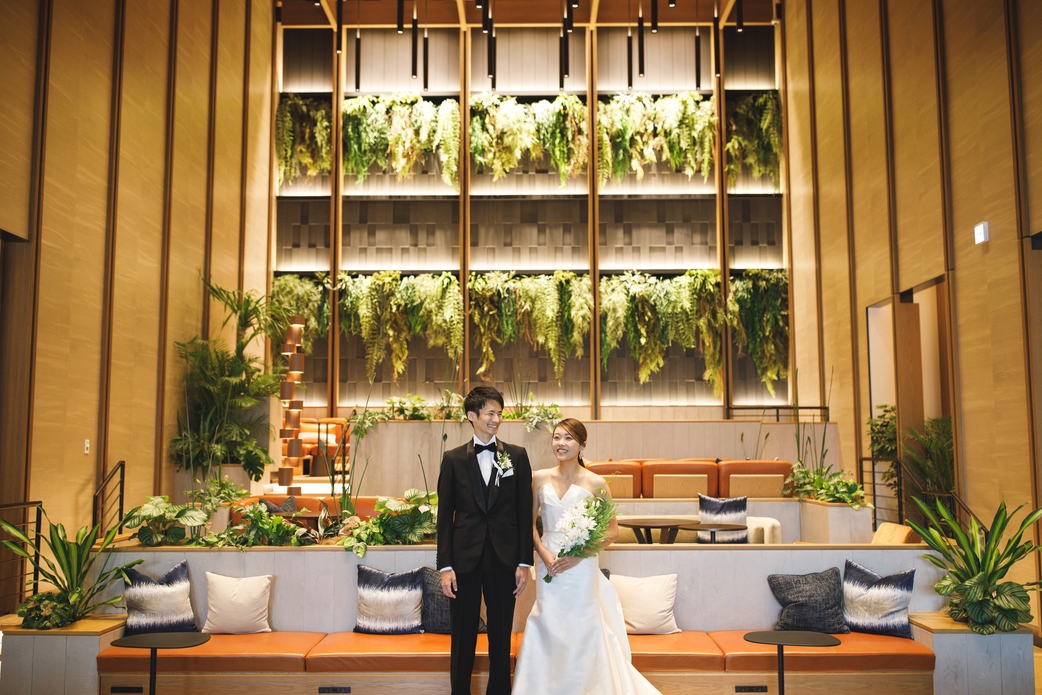 シェラトン鹿児島のエントランスロビー。緑と木のぬくもりが感じられる温かい空間。