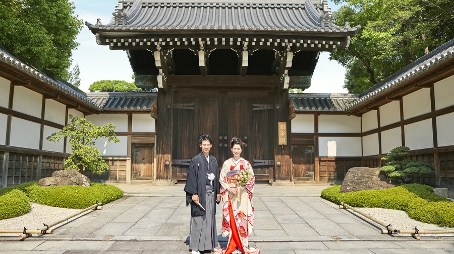 THE SORAKUENの歴史とモダンが調和したエントランスと、緑が美しい中庭の風景