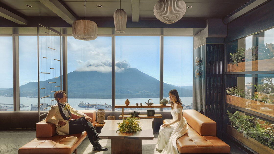 シェラトン鹿児島の貸切待合スペースでゲストがゆったりと談笑している様子。