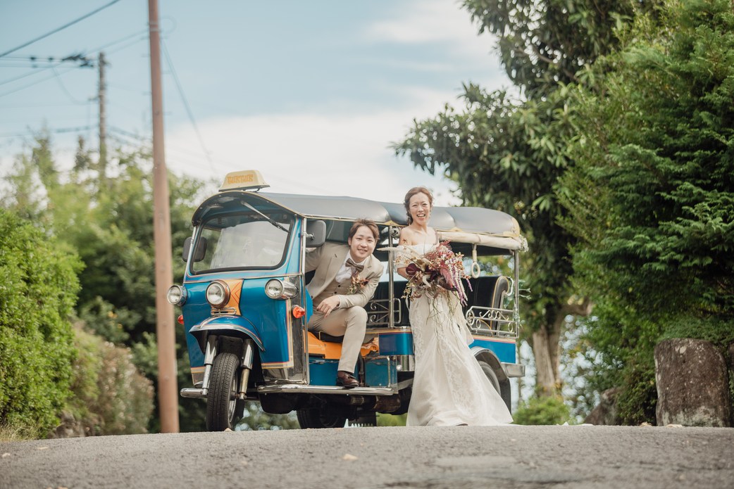 新郎新婦とパーソナルカウンセリングで対話する中島亜希さん