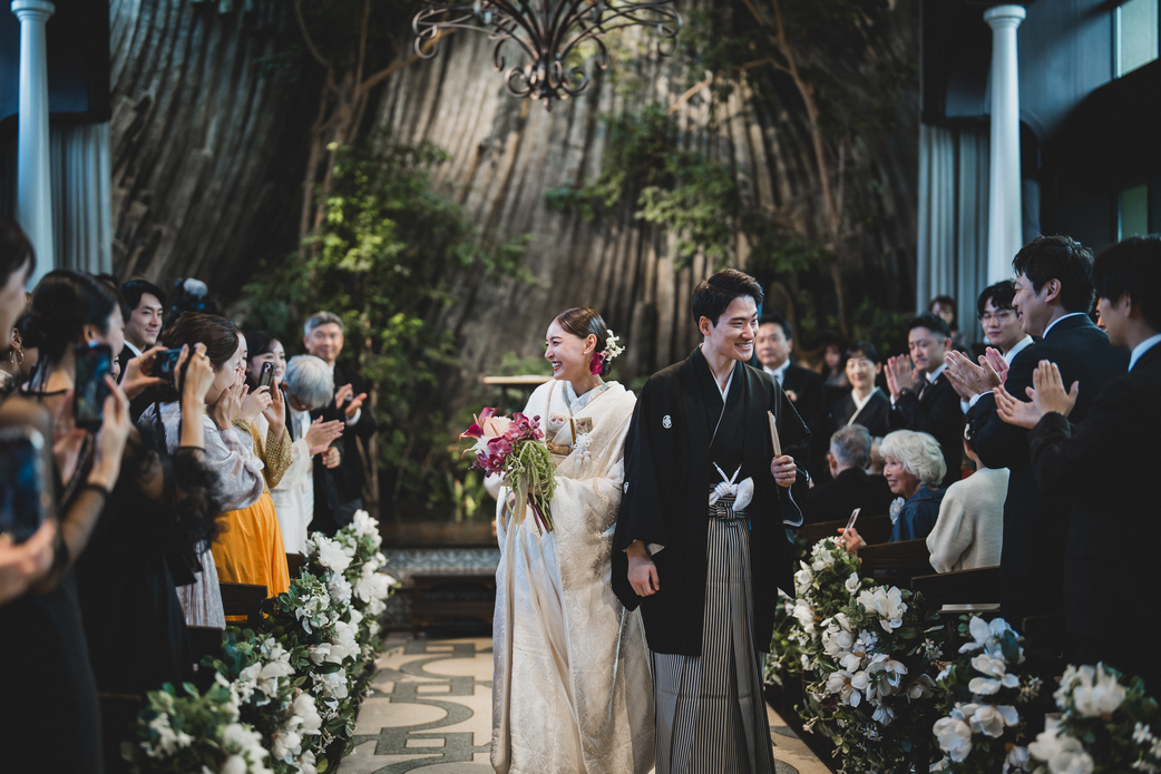 自然光が豊かに差し込む、木の温もりがあるTHE CLASSICA omotesandoのチャペル