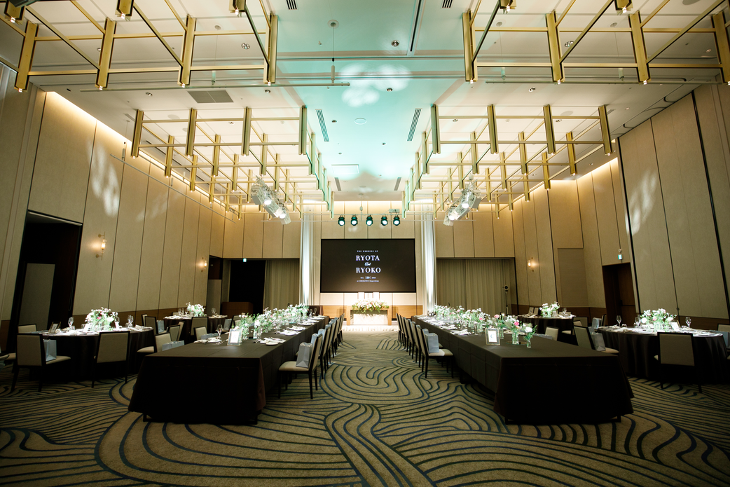 シェラトン鹿児島の披露宴会場「ボールルーム」。ラグジュアリーなシャンデリアが輝いている。