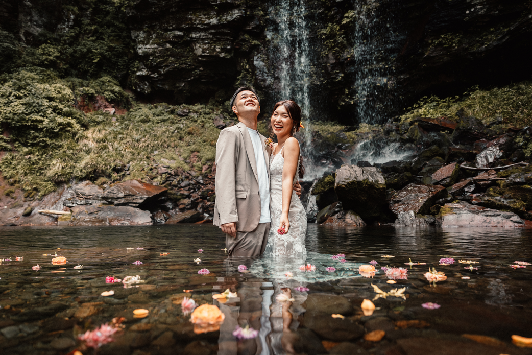 キャンプ場で自然に囲まれながら、ゲストとリラックスして過ごすウェディングの様子