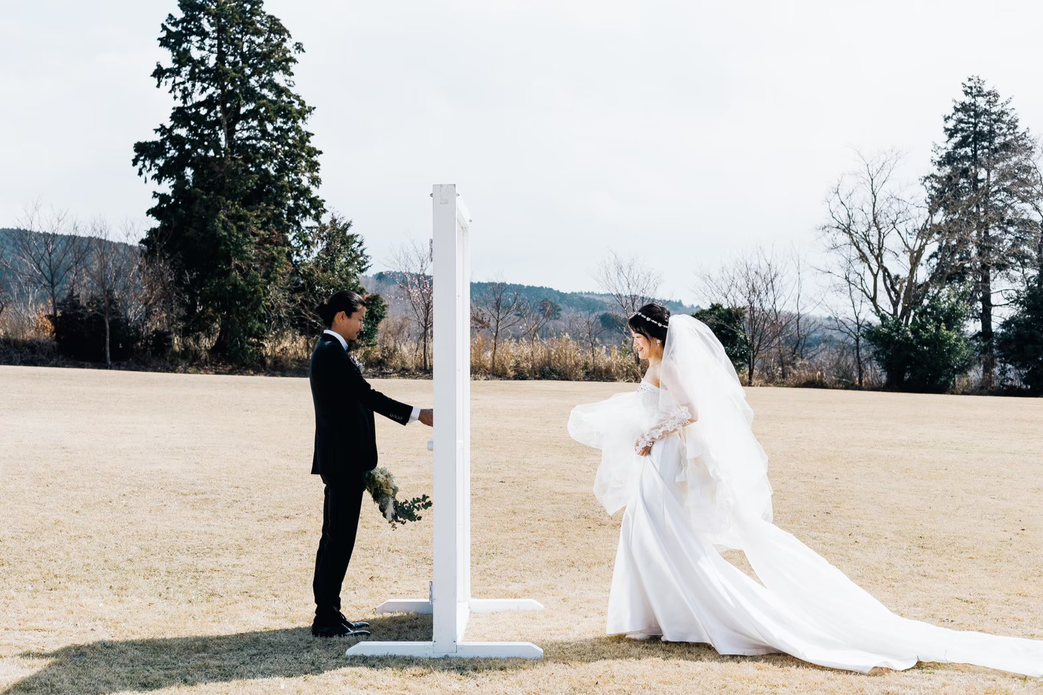 キャンプ場でウェディングの打ち合わせをする中島亜希さんと新郎新婦