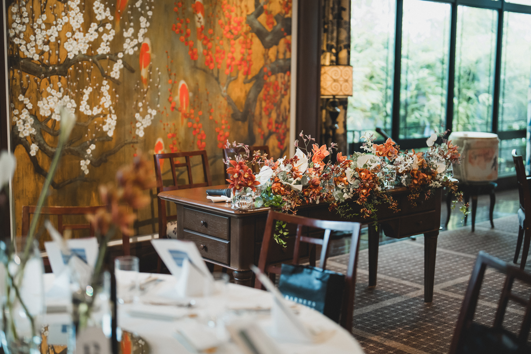 紅白の梅と登り鯉が描かれた金屏風が特徴的なTHE CLASSICA omotesandoのマグノリアルームの高砂