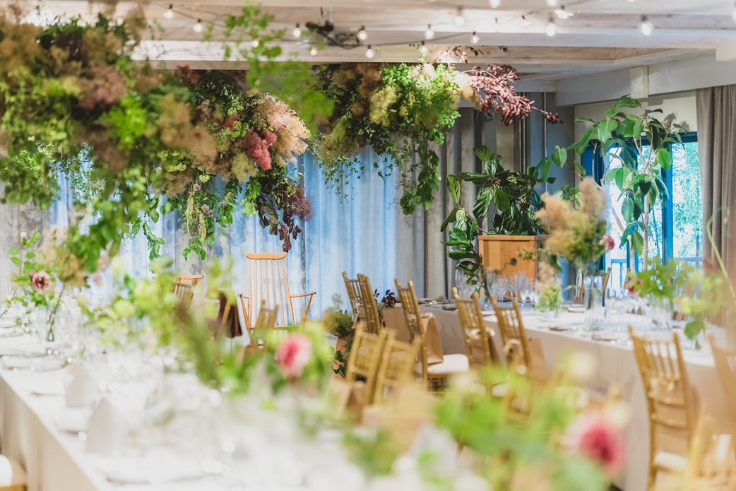 TOASTで森のように装飾されたオーダーメイドの結婚式会場