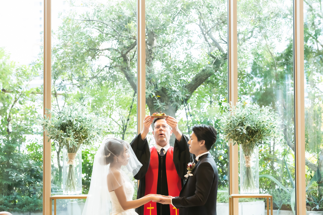 木漏れ日が差し込むampersand By LAGUNAVEIL ATELIERのチャペル全景