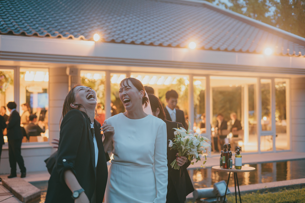 新郎新婦と親友のような関係性を築き、深い信頼関係のもとで結婚式を創り上げる栗栖春菜さん