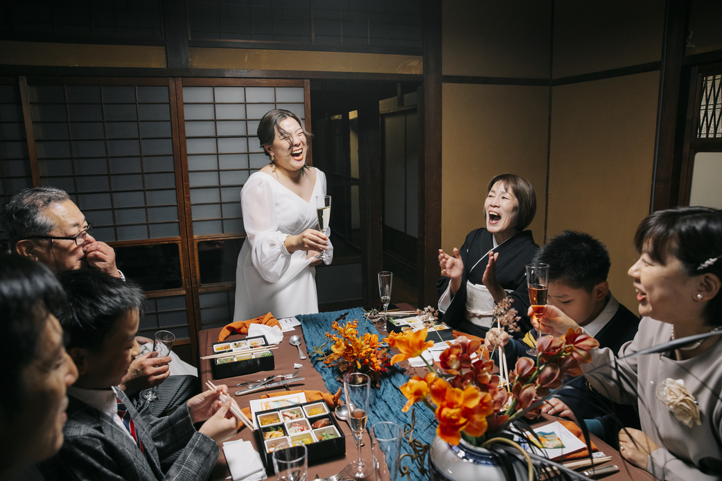 高砂を設けず、ゲストと同じテーブルで食事や会話を楽しむ新郎新婦