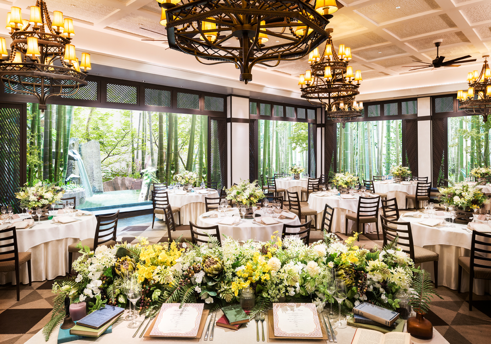 窓の外に美しい竹林が広がるTHE CLASSICA omotesandoのバンブーガーデン