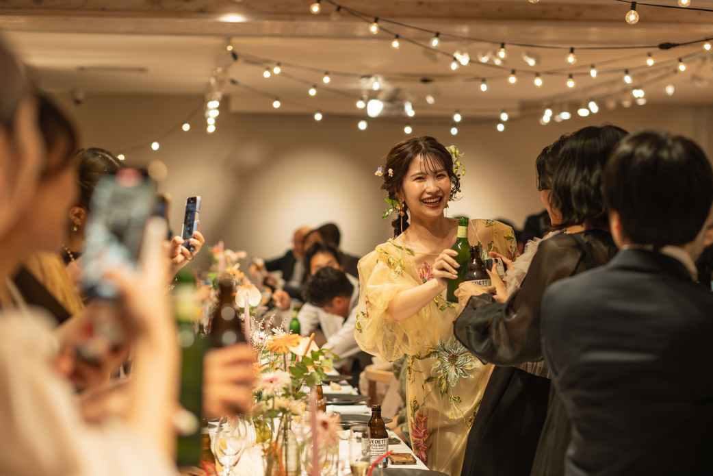 中川遥奈プランナーが新郎新婦と和やかに打ち合わせをする場面