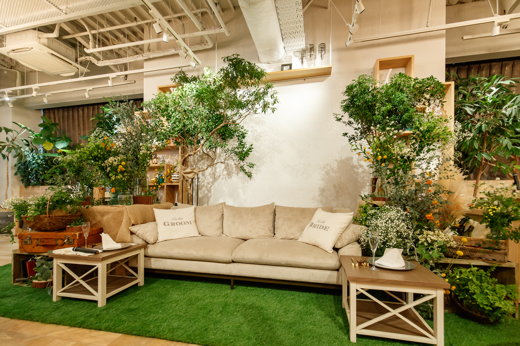 ソファ高砂が置かれたおしゃれなリビングのような「ルーフトップテラス」会場