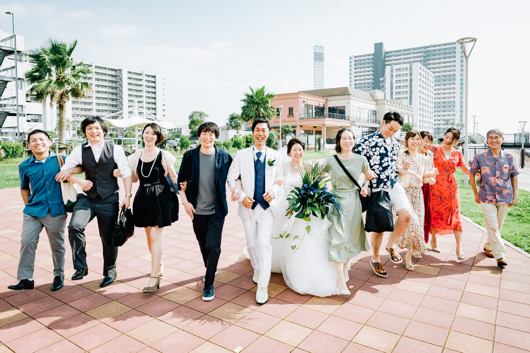 結婚式で新郎新婦を温かく見守る中島亜希さん