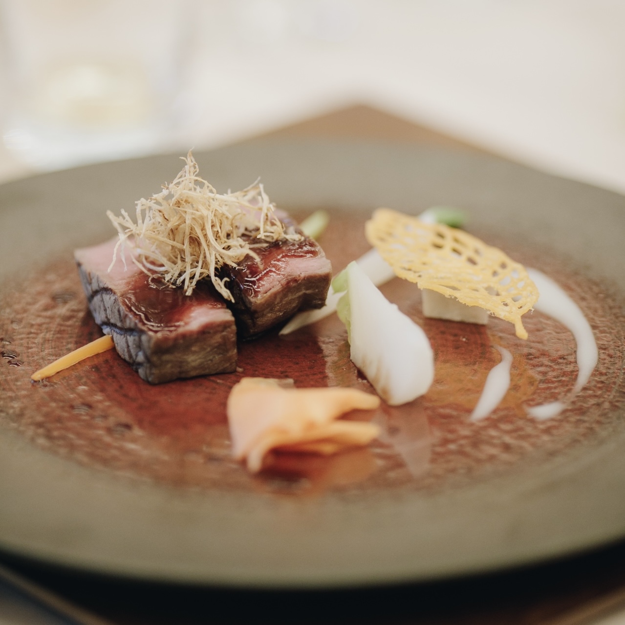 THE SORAKUENのオープンキッチンでシェフが腕を振るい、彩り豊かに仕上げられた創作フレンチ料理。