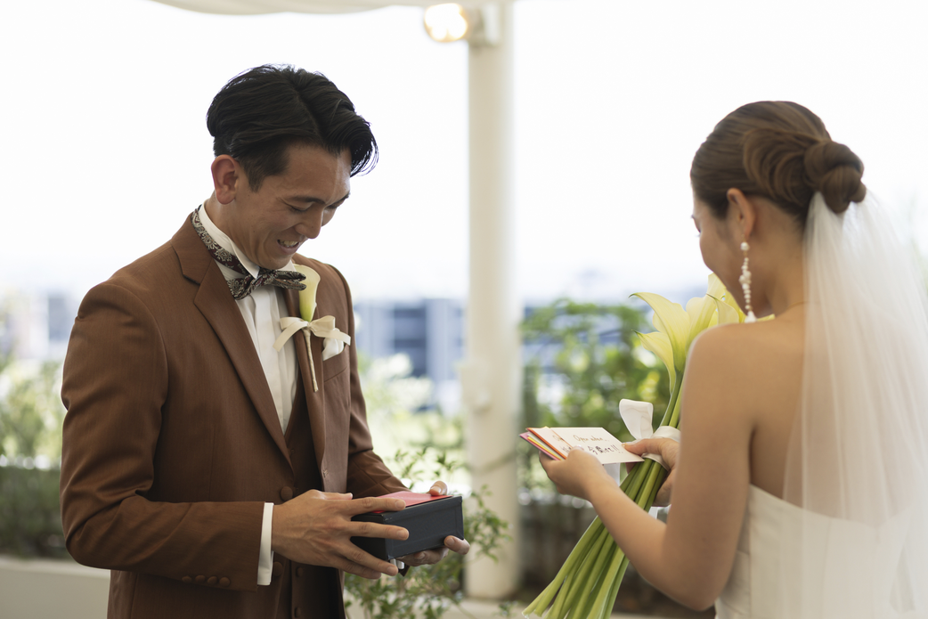 新郎から手紙を受け取り涙ぐむ新婦の感動的なファーストミート