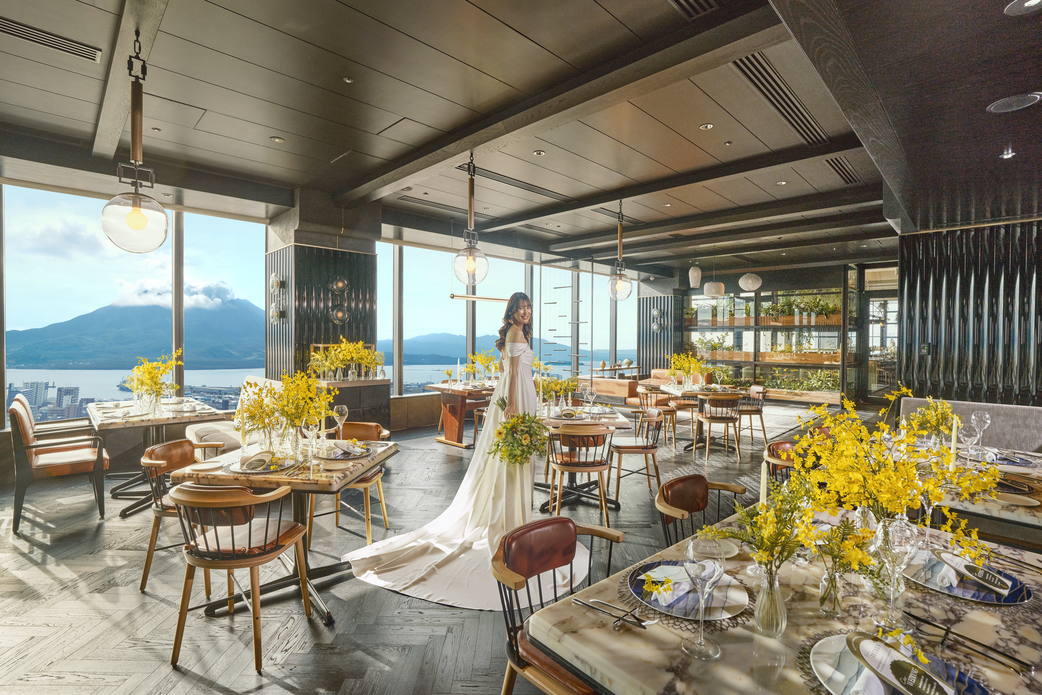 シェラトン鹿児島最上階のレストラン「フライングホググリル」。窓一面に雄大な桜島が広がる。