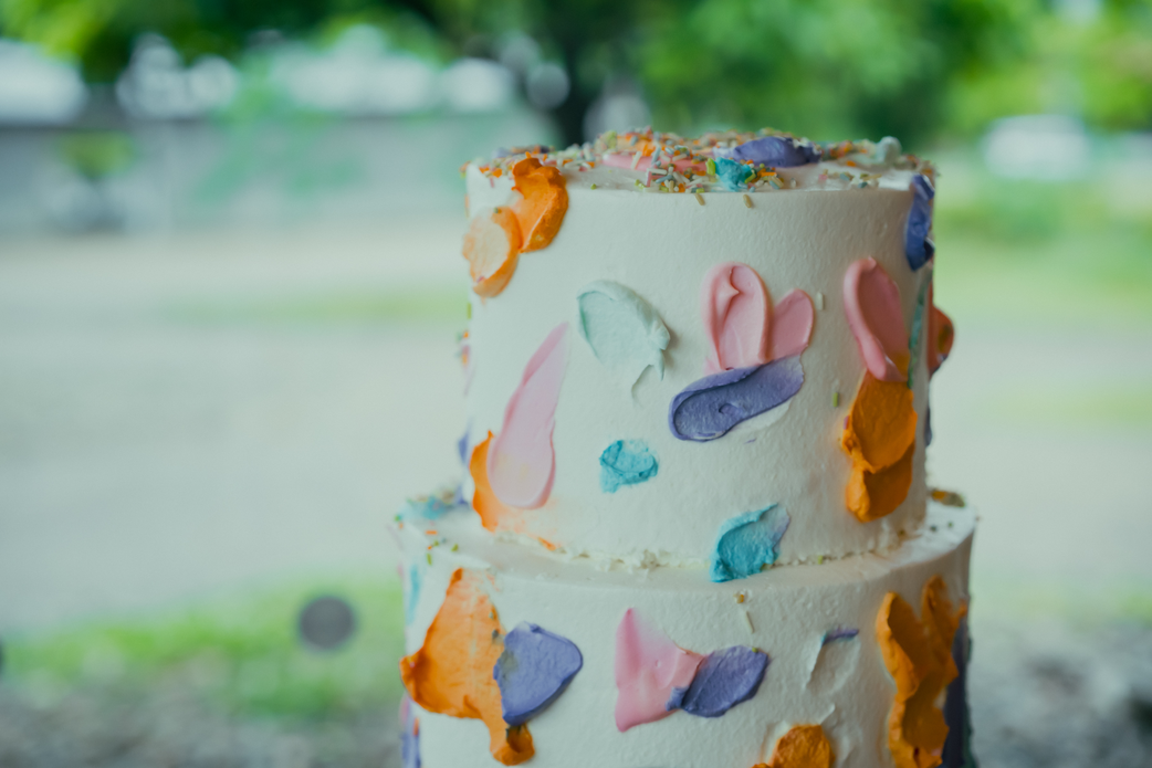 結婚式を考えるカップルへ向けて、優しい笑顔でメッセージを送る小関陽子さん