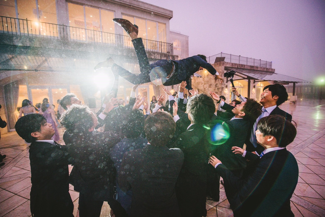 未来の新郎新婦へメッセージを送る中島亜希さんのポートレート