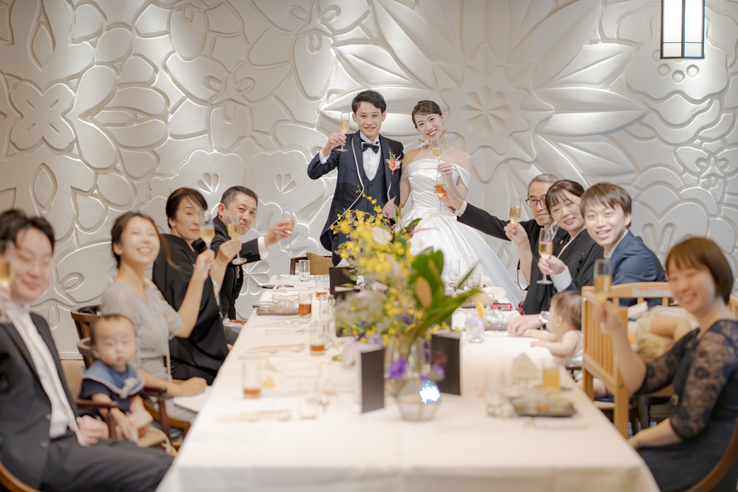 大きな一つのテーブルを囲み、オープンキッチンも備えたTHE CLASSICA omotesandoの少人数向け会場での会食風景