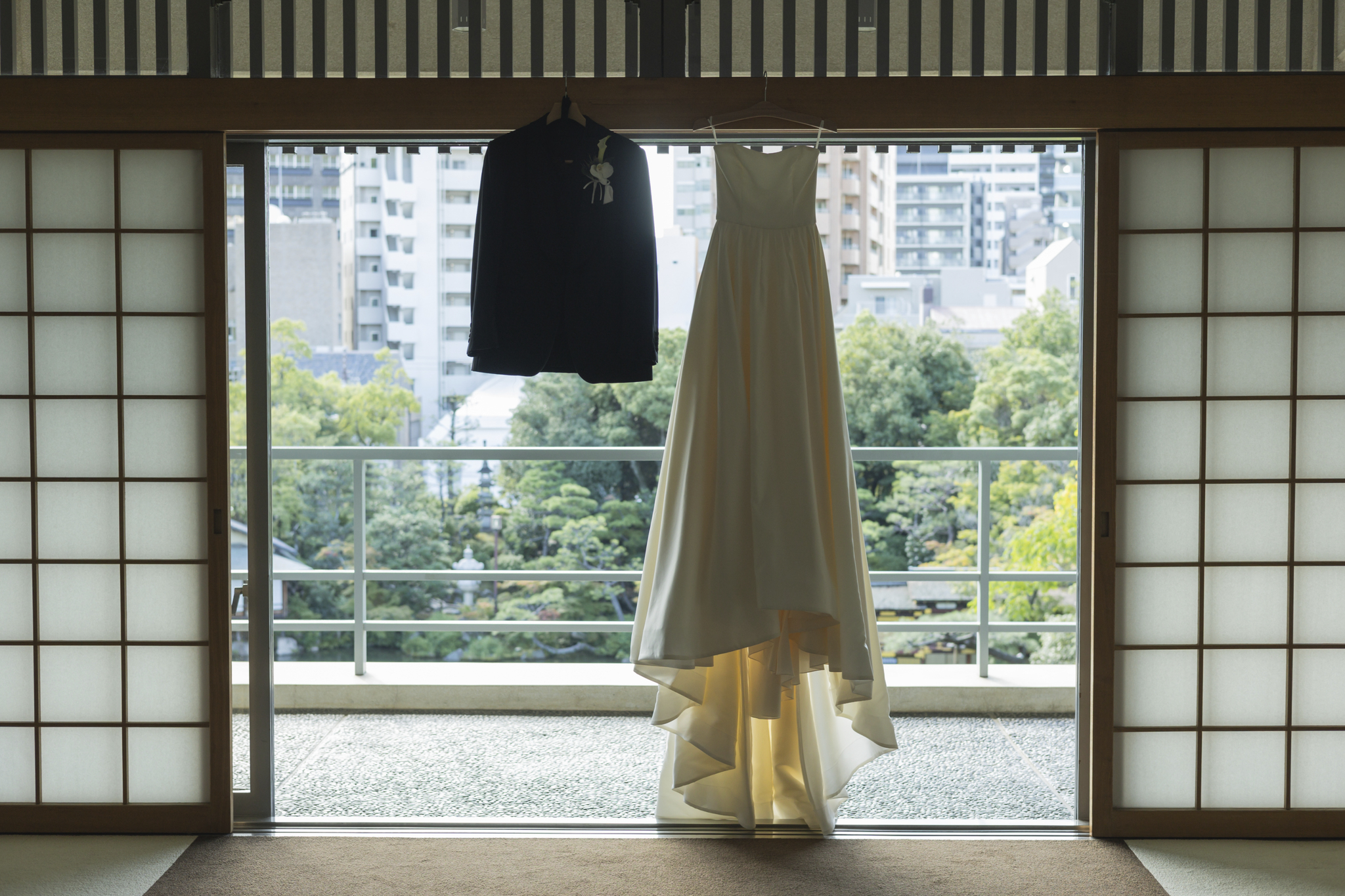 THE SORAKUENの美しい日本庭園を背景に、和装姿の新郎新婦が幸せそうに微笑んでいる前撮り写真。