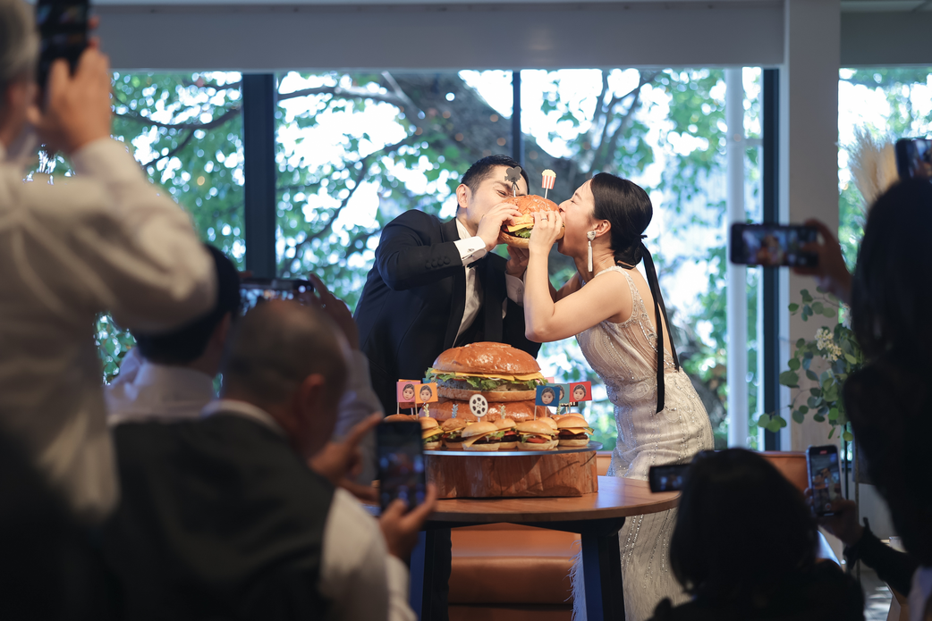 神戸の結婚式場TOASTのプランナーたちがミーティングしている風景