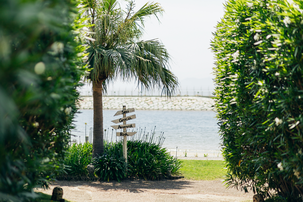 神戸・三宮から出発するラヴィマーナ神戸の専用シャトルバスと車窓からの海の景色