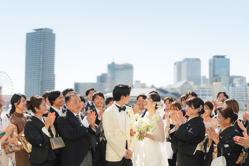 インタビューに答える男性ウェディングプランナー荒井優飛さんの笑顔