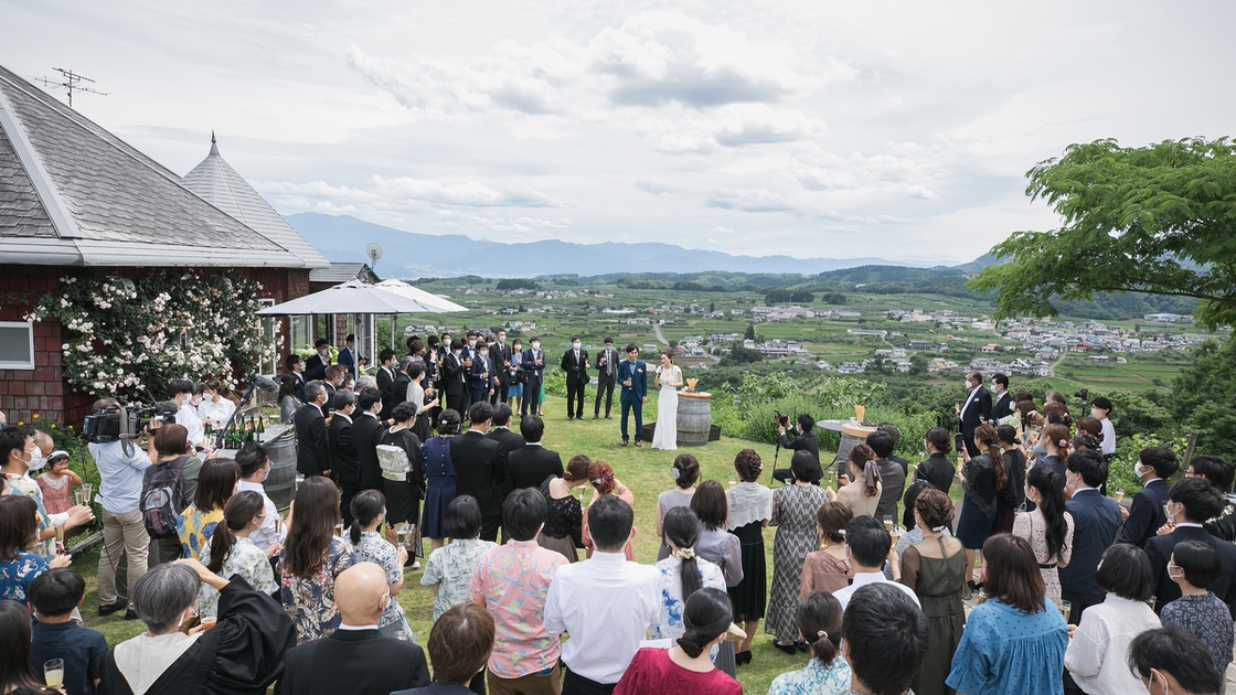 長野県飯綱町の丘の上に位置するワイナリーレストラン サンクゼールから望む、見渡す限りのぶどう畑と北信五岳の雄大なパノラマ絶景