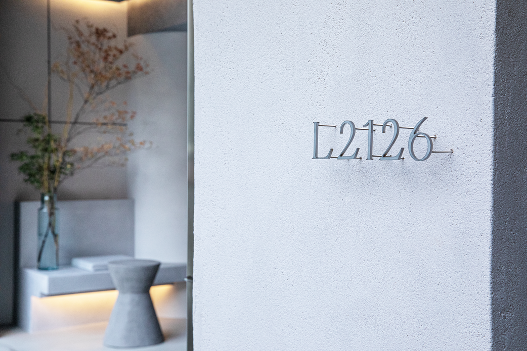 L2126へのアクセスを示す表参道の洗練された街並み