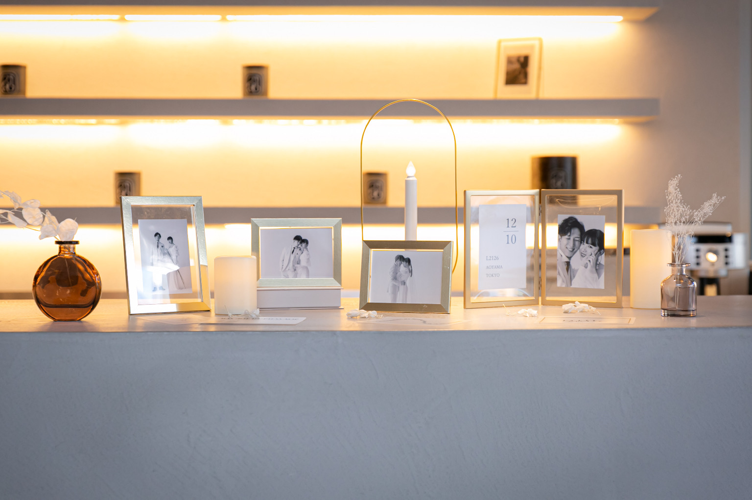 L2126のコンクリート調でおしゃれなカフェのようなゲストラウンジ