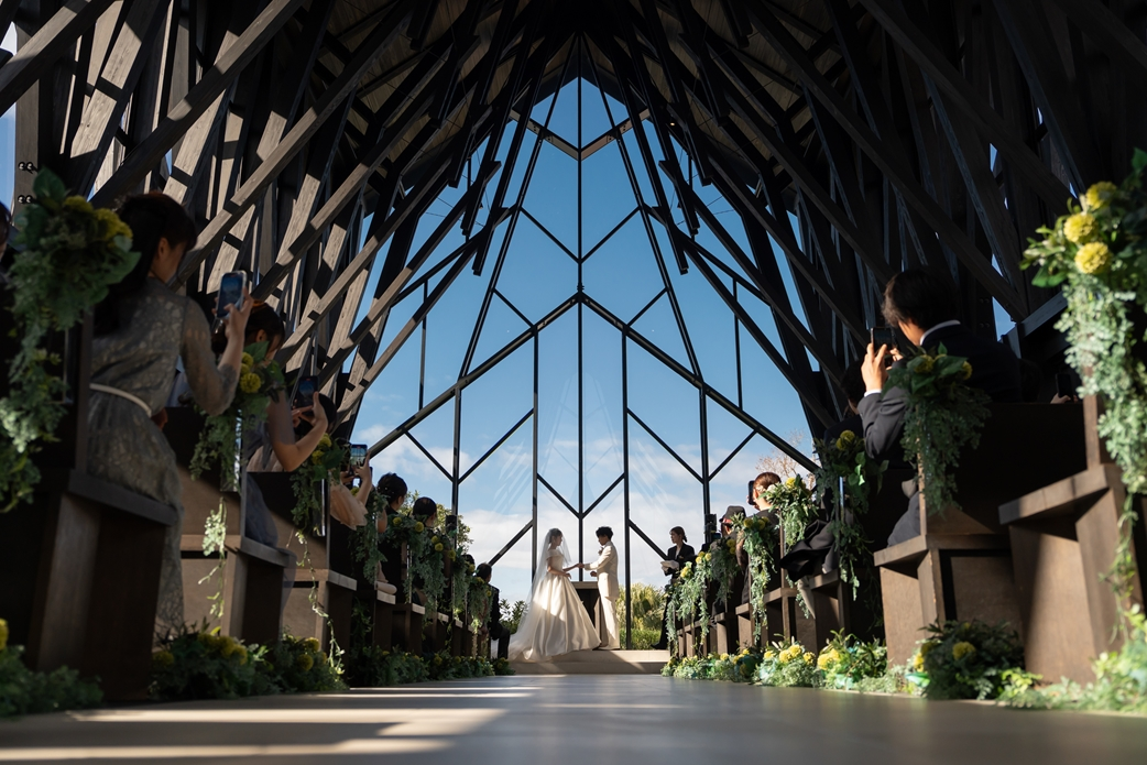 ラヴィマーナ神戸「森のチャペル」の奈良・吉野杉が香る木のぬくもりに満ちた内観