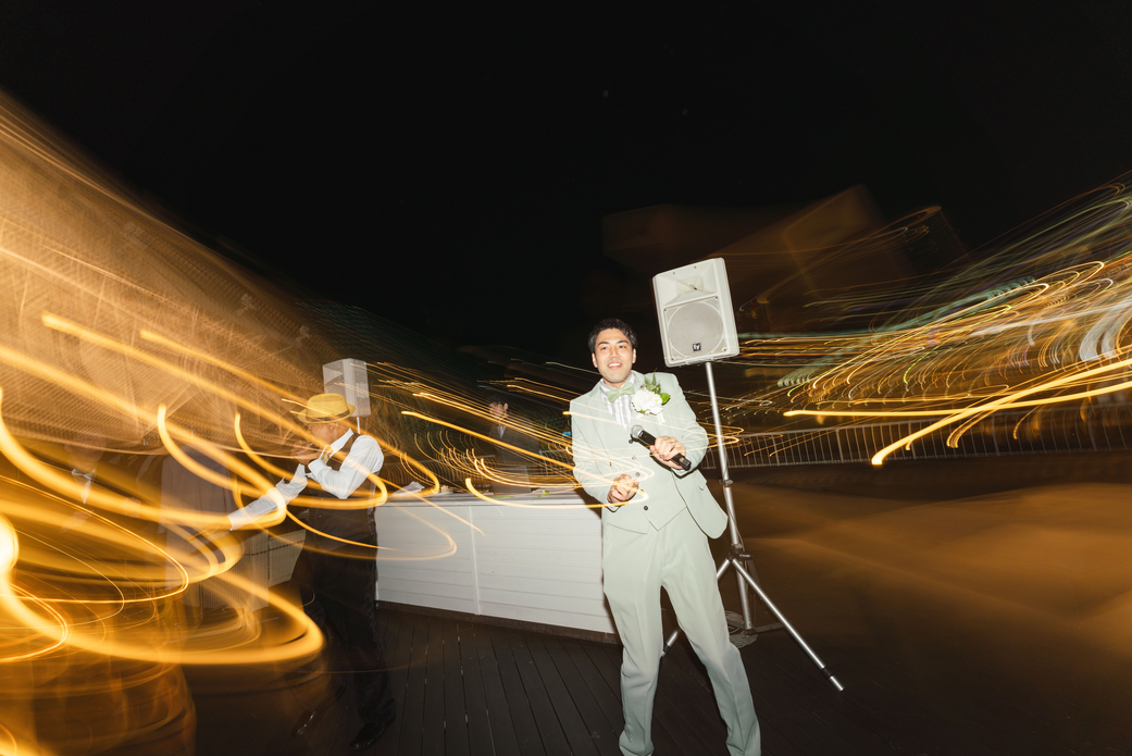 テラスでのダンスパーティーや自由な演出を楽しむOCEAN PLACEの結婚式の様子