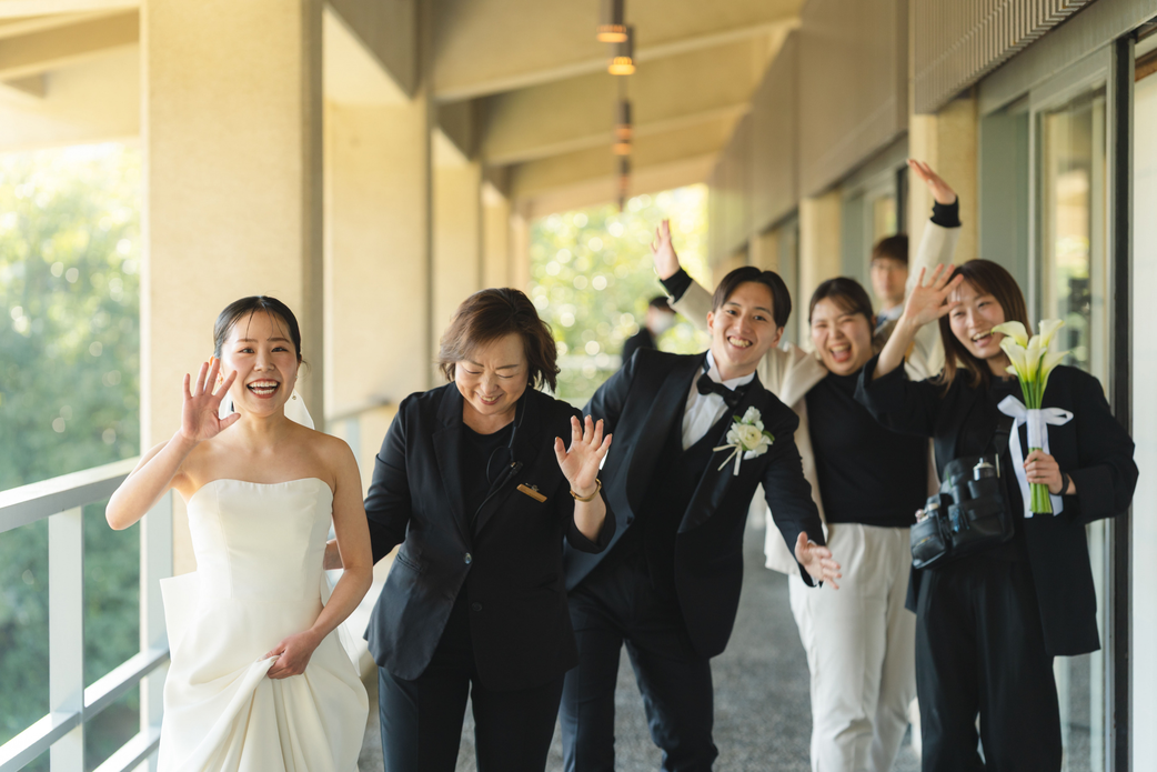 TEAM SORAKUENのスタッフと楽しそうに打ち合わせをする合田華菜さん