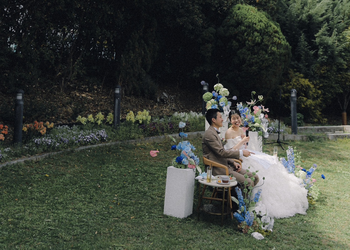 ドレスやクリエイター選びについて説明するSanaさんとAyanaさん